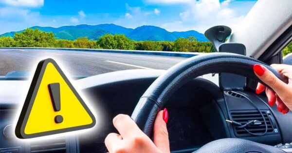 Este hábito de conducción que ya no debes hacer consume más combustible y daña tu coche