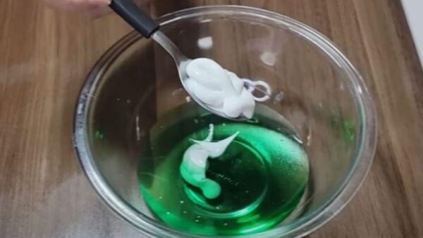 Este ingrediente deja la cocina reluciente: cero grasa en cajones y fogones