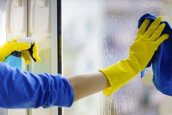 Este remedio casero económico eliminaría las rayas antiestéticas y limpiaría las ventanas sin dejar rayas.