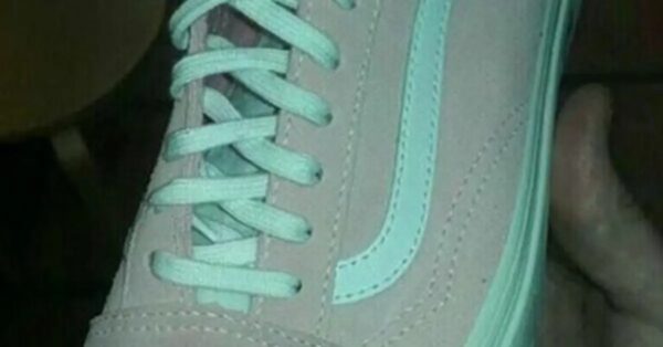 ¿Este zapato es azul y gris o rosa y blanco?