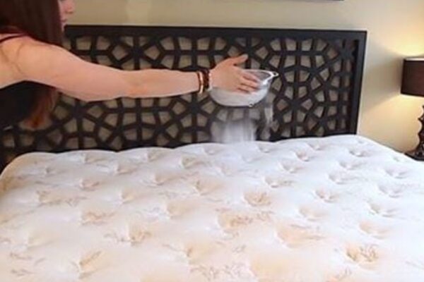 ¡Extiende este ingrediente en tu colchón y desinfecta al instante! ¡Mi abuela solía hacerlo!