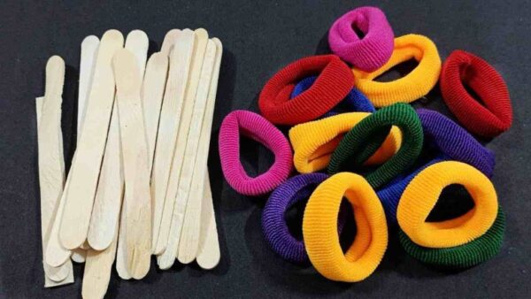 Genial idea de reciclaje con estacas de madera y gomas elásticas: lo que sale