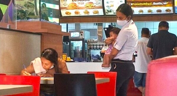 Gerente de McDonald’s ayuda a una madre que completaba una solicitud de empleo y se viralizó