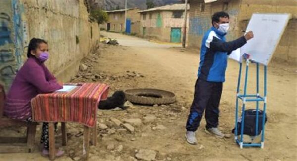 Germes Ames Gaspar, el profesor que da clases casa por casa para niños sin internet
