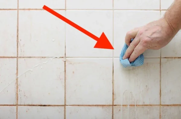 ¡Gracias a este método puedes limpiar los azulejos de un baño en 10 minutos!