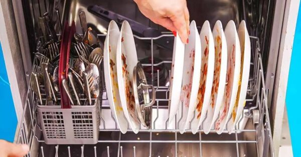 ¿Hay que enjuagar los platos antes de ponerlos en el lavavajillas?