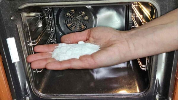 Haz esto después de cada uso y ya no tendrás que luchar para quitar la grasa del horno.