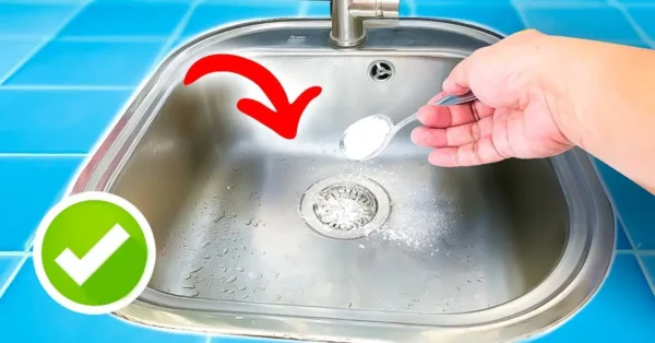 Hazlo una vez al mes y el fregadero nunca se atascará: el truco que solo conocen los fontaneros