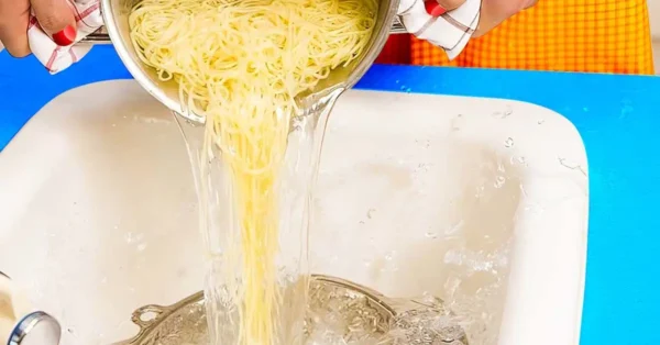He aquí por qué es esencial no tirar el agua de cocción de la pasta por el fregadero.