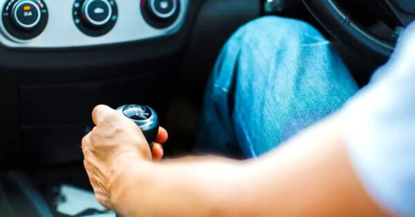 He aquí por qué no debes sostener la palanca de cambios mientras conduces