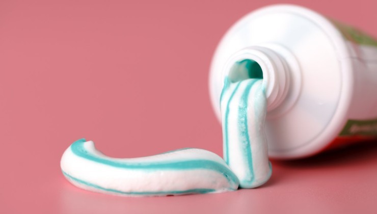 Pasta de dientes para limpiar la lavadora