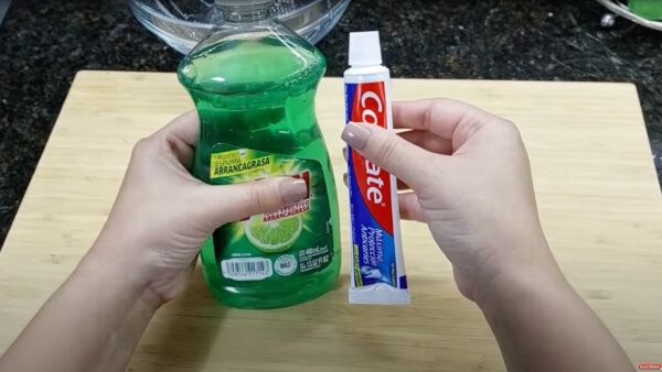 Jabón para platos y pasta de dientes, prueba a combinarlos: el resultado inesperado