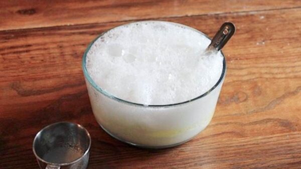 Juntas de azulejos sucias y ennegrecidas, aquí tienes el detergente para blanquearlas fácilmente