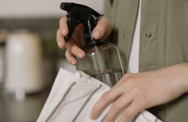 La cal se disolverá en un instante, sin vinagre, sino con un “ingrediente” mucho más potente