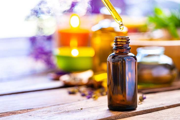 Botella pequeña de aceite esencial