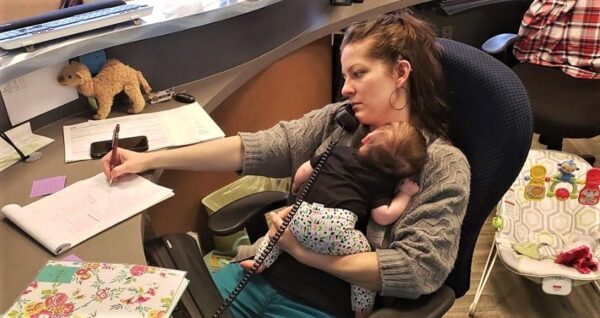 La historia de la mujer que es sorprendida trabajando con su hijo en manos