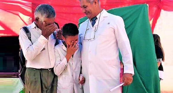 La historia del abuelo y nieto que caminaban 6km para llegar a la escuela