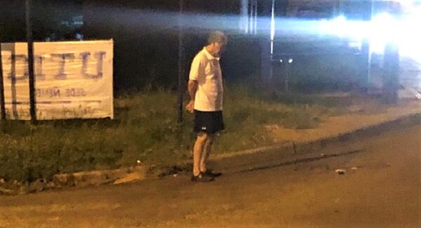 La historia del padre que espera a su hija en la oscuridad para acompañarla de regreso a casa