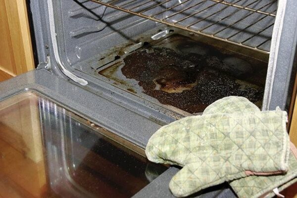 La mejor técnica para limpiar el interior de un horno muy sucio de forma rápida y sin esfuerzo