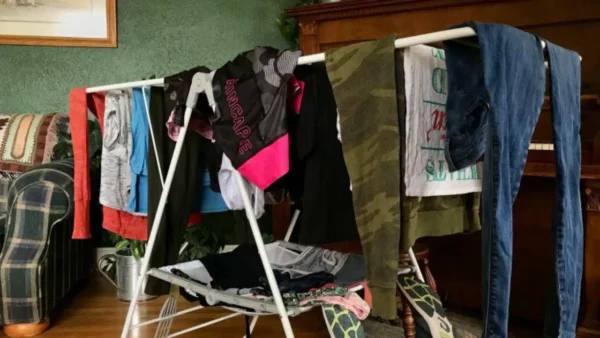 La peor habitación para secar la ropa: tarda el doble de tiempo