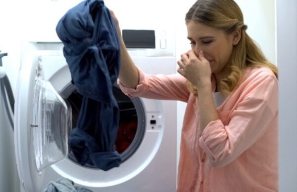 ¿La ropa huele después de lavarla? Es porque cometes este error común