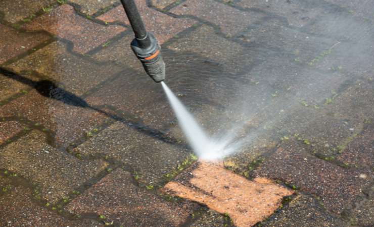 Lavar los ladrillos para revestimiento exterior.