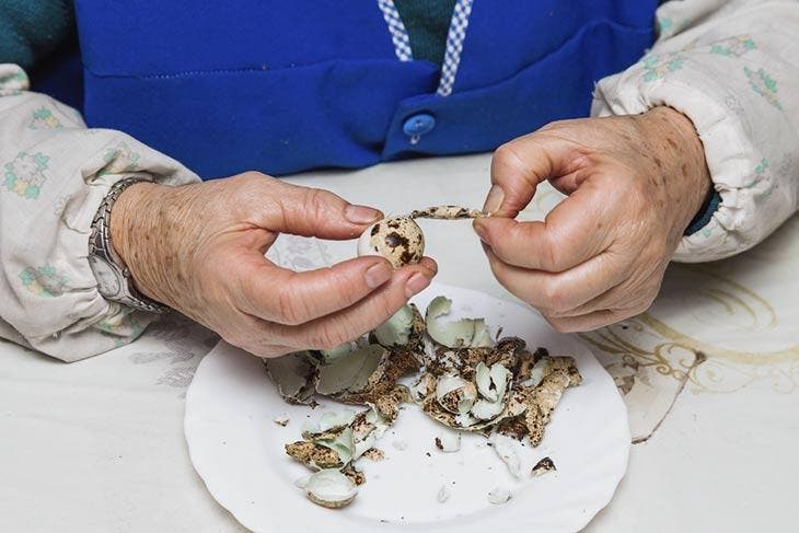 Les ménagères expérimentées utilisent cette astuce géniale pour écaler un oeuf dur facilement 3 Añadir agua a los huevos duros