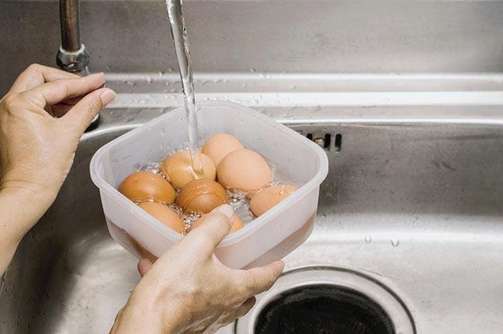 Les ménagères expérimentées utilisent cette astuce géniale pour écaler un oeuf dur facilement 4 Pelar huevos de codorniz