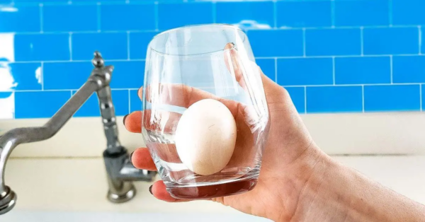Las amas de casa experimentadas usan este increíble truco para pelar un huevo duro fácilmente