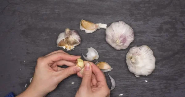 Las cáscaras de ajo valen su peso en oro, ¡no las vuelvas a tirar nunca más! ¡Te mostraré cómo los usaba mi abuela!