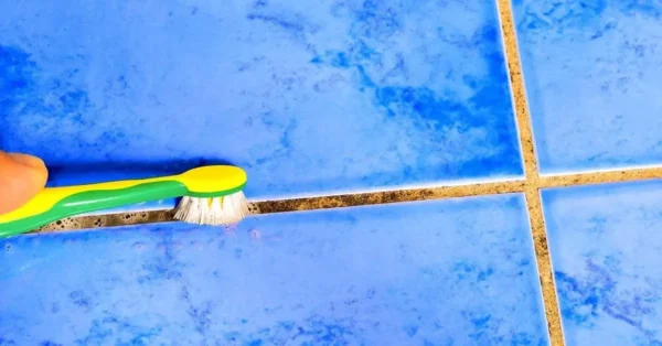 Las juntas de los azulejos del baño permanecerán limpias durante un mes si las limpia con este
