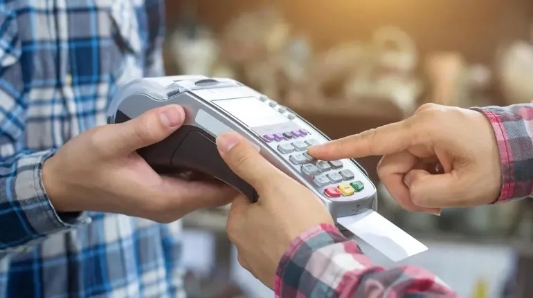 Las tarjetas de crédito y débito afrontan un cambio en su modus operandi. Las tarjetas de crédito y débito afrontan un cambio en su modus operandi.