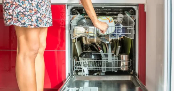 Lavavajillas: El lugar más sucio y lleno de bacterias de tu casa es el interior. ¡Límpialo así!