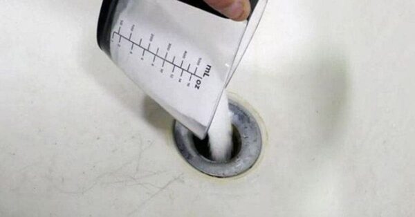 Limpia los residuos de tus utensilios de cocina, destapa un desagüe, desinfecta una herida… Conoce más sobre los usos domésticos de la sal.