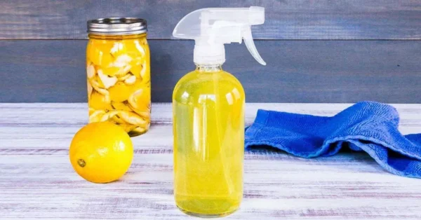 Limpiador casero con ralladura de limón y vinagre blanco