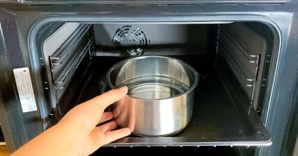 Lleno la sartén y la meto en el horno. La suciedad se desprende de las paredes y la rejilla por sí sola.