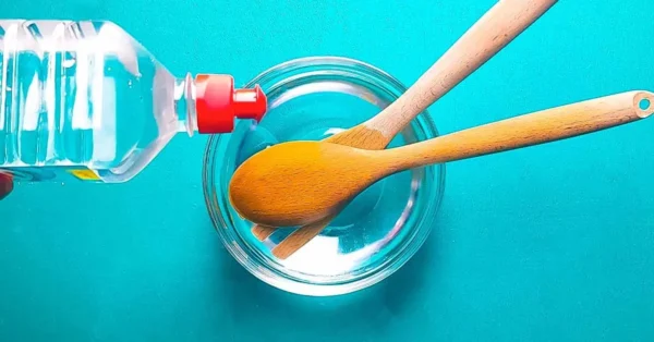 Los cucharones de madera están llenos de bacterias: así es como se desinfectan con el método del vaso