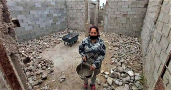 Madre decide construir una casa para sus 4 hijos con sus propias manos