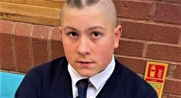 Madre se enfada luego de que expulsaran a su hijo de la clase por su corte de pelo