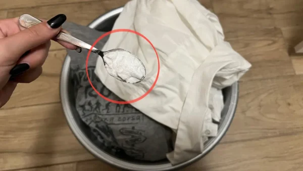 Manchas de comida en la ropa, el remedio infalible de las abuelas: desaparecerán en 1 segundo