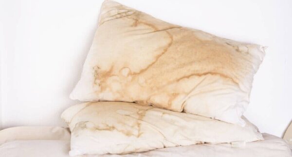 Manchas de sudor en las almohadas, abre la nevera: con este ingrediente podrás deshacerte de ellas en 1 minuto