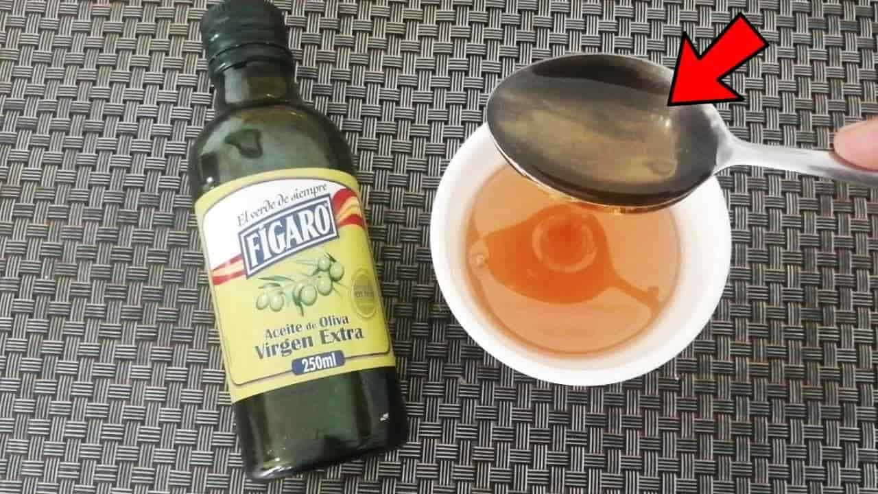 Mezclar aceite y miel.