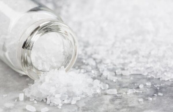 Más que detergentes: te enseñaré a usar la sal para limpiar y desinfectar muchas superficies de la casa