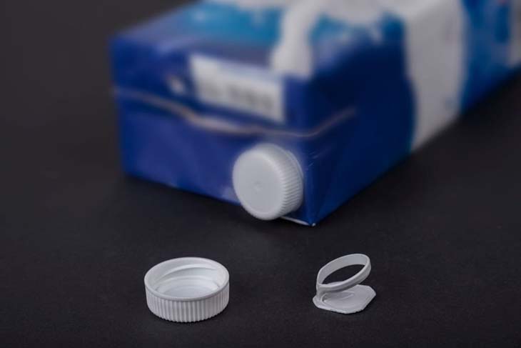 Pestaña dentro del cartón de leche