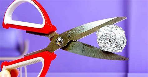 No tires tus tijeras viejas a la basura: el truco práctico para afilarlas fácilmente