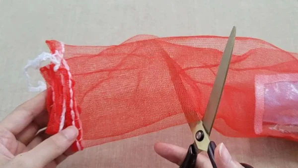 Nunca tires las redes de patatas, limones o cebollas: valen su peso en oro si se reutilizan así