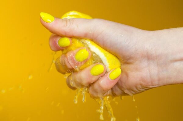 Nunca tires los limones exprimidos, aquí tienes unos prácticos consejos para volver a utilizarlos