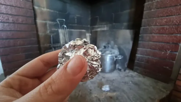 Papel de aluminio en la chimenea, el truco que no sabías: porque muchos lo están haciendo