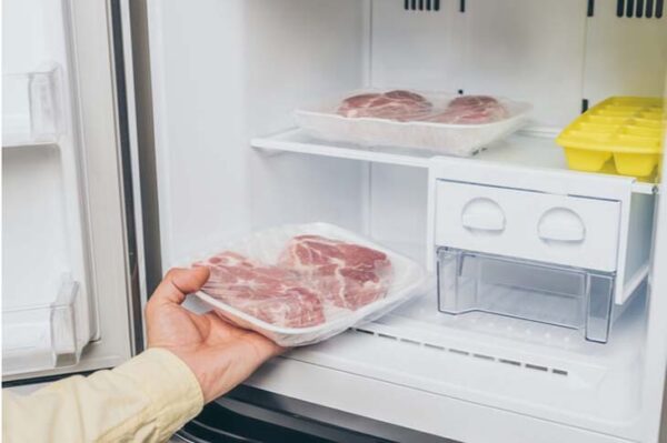 Para almacenar correctamente la carne en el refrigerador, aquí es donde debes ponerla