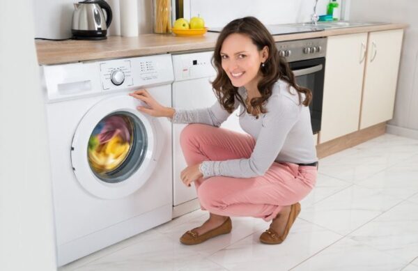 Para la próxima colada, pon agua oxigenada en la lavadora | Todo el mundo lo está haciendo, por una razón increíble.